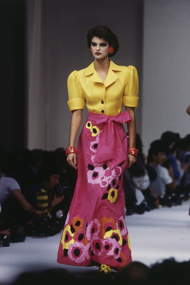 Линда Евангелиста на показе Yves Saint Laurent в Париже, 1986 фото № 3