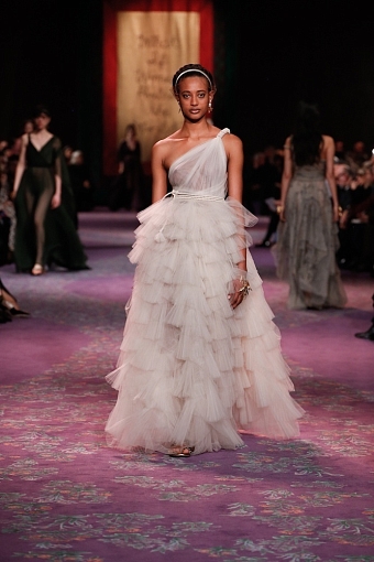 «Что если бы женщины правили миром»: коллекция Christian Dior Haute Couture весна-лето 2020 фото № 28