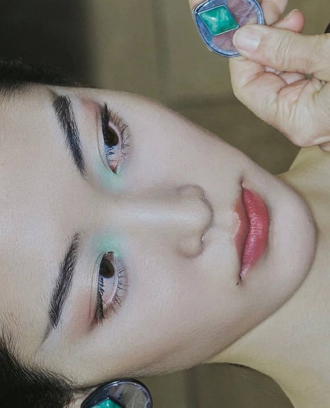 Ностальгия по цвету: почему голубые тени снова в моде фото № 6