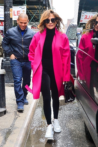 Дженнифер Лопес в модном пальто цвета фуксии и бархатном костюме в Нью-Йорке фото № 2