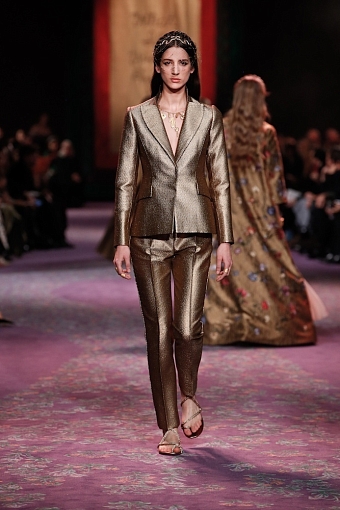 «Что если бы женщины правили миром»: коллекция Christian Dior Haute Couture весна-лето 2020 фото № 17