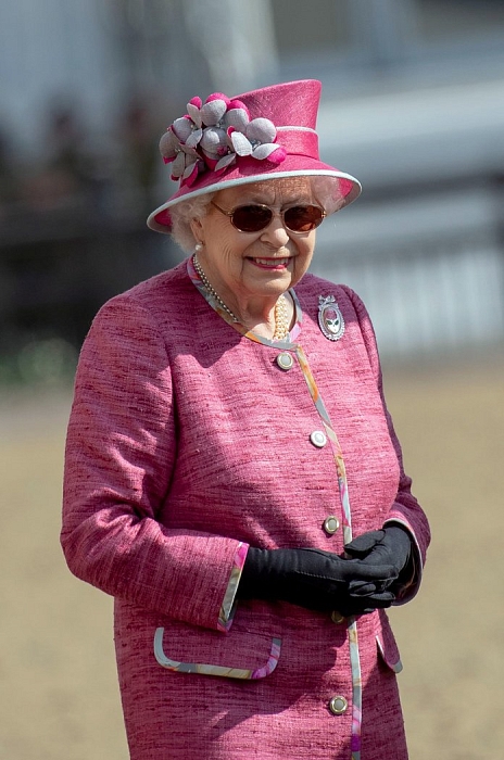 Королевский тренд: Елизавета II в самых модных очках этого сезона фото № 3