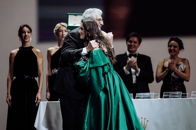 Пласидо Доминго вручает награду Мане Галоян фото № 2