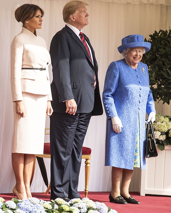 Первая встреча Мелании Трамп и королевы Елизаветы II: в чем были дамы фото фото № 7