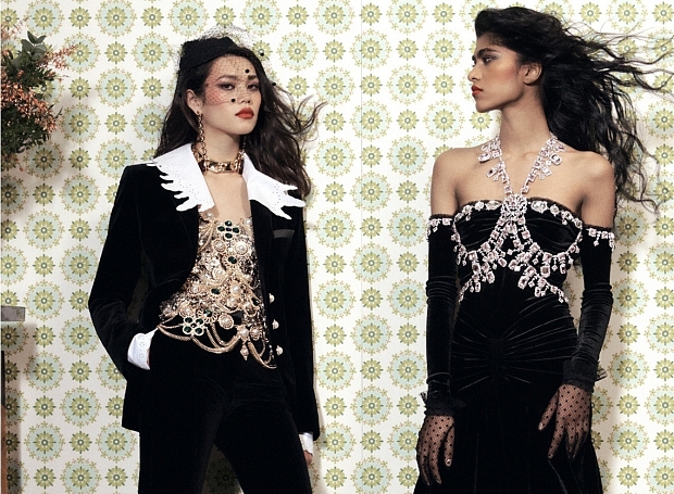 Причудливые украшения-кольчуги поверх бархатных топов и платьев в новой осенне-зимней коллекции Paco Rabanne