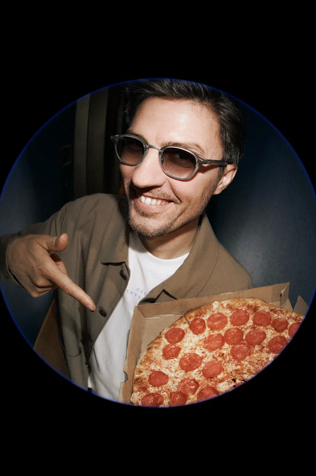 На Мише Most: футболка, Red September; рубашка, Altea (Bosco Family ГУМ); джинсы, Baon; кеды, Armani Exchange (Rendez-Vous) фото № 5