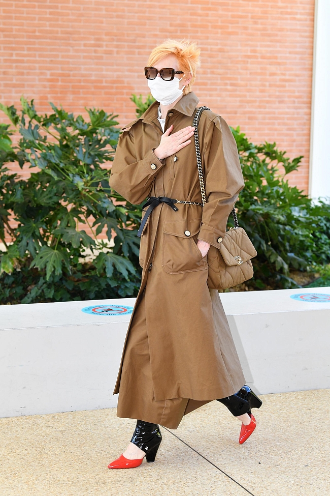 Образ дня: Тильда Суинтон с самой модной сумкой этой осени фото № 1