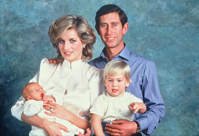 Принцесса Диана и принц Чарльз с двухлетним Уильямом и новорожденным Гарри, 1984 фото № 2