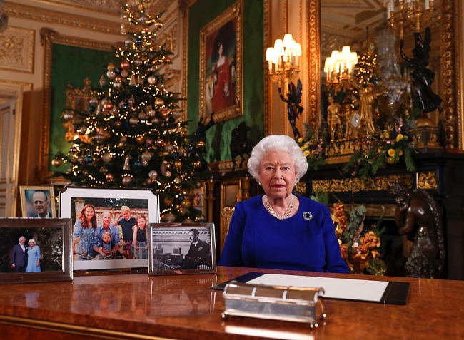 Елизавета II впервые с 1987 года отпраздновала Рождество в Виндзорском замке фото № 1