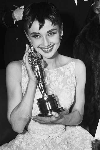 Одри Хепберн после вручения «Оскара» за лучшую женскую роль в фильме «Римские каникулы», 1954 год фото № 3