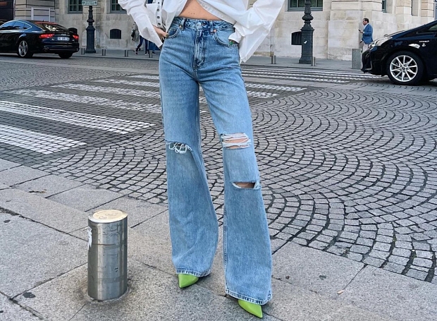 Не только для вечеринки в стиле 80-х: показываем 9 стильных образов с джинсами клеш