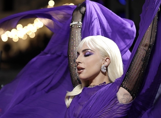 Леди Гага в развевающемся шифоне, Сальма Хайек, Джаред Лето и другие звезды премьеры «Дома Gucci» в Лондоне