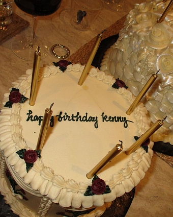 Праздничный торт с милой надписью «С днем рождения, Кенни!» фото № 4