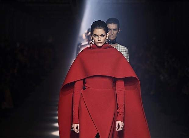 Кейпы, перья и клетка в коллекции Givenchy осень-зима 2020/21