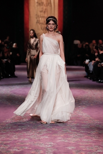 «Что если бы женщины правили миром»: коллекция Christian Dior Haute Couture весна-лето 2020 фото № 13