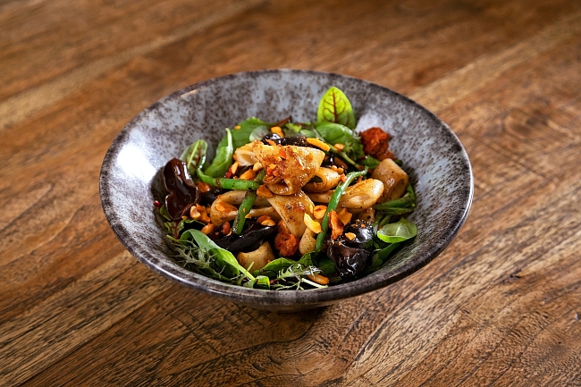 Теплый пряный салат с кальмарами, фасолью и грибами под соусом вафу фото № 2