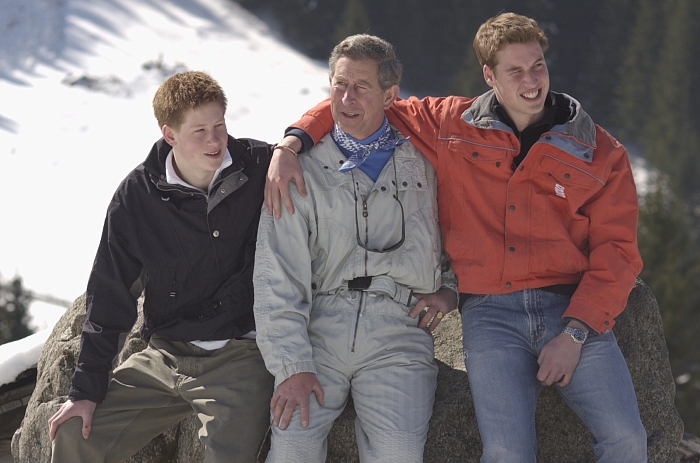 Принц Чарльз с сыновьями Уильямом и Гарри на горнолыжном курорте в швейцарских Альпах, 29 марта 2002 года фото № 12