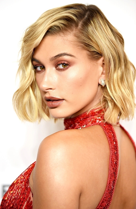 Хейли Болдуин в алом платье Zuhair Murad на фестивале Tribeca фото № 1