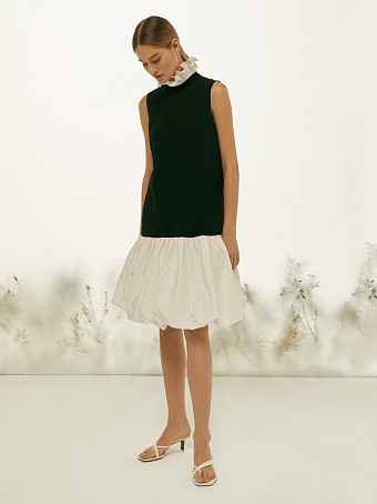 Платье Givenchy, 193 500 руб., мюли Neous, 27 500 руб. фото № 37