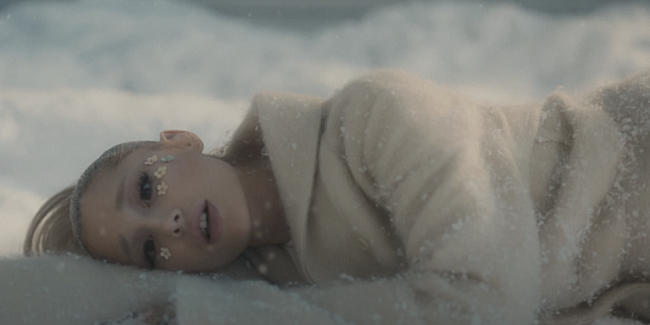 Ариана Гранде в фильме "We can"t be friends" фото № 8