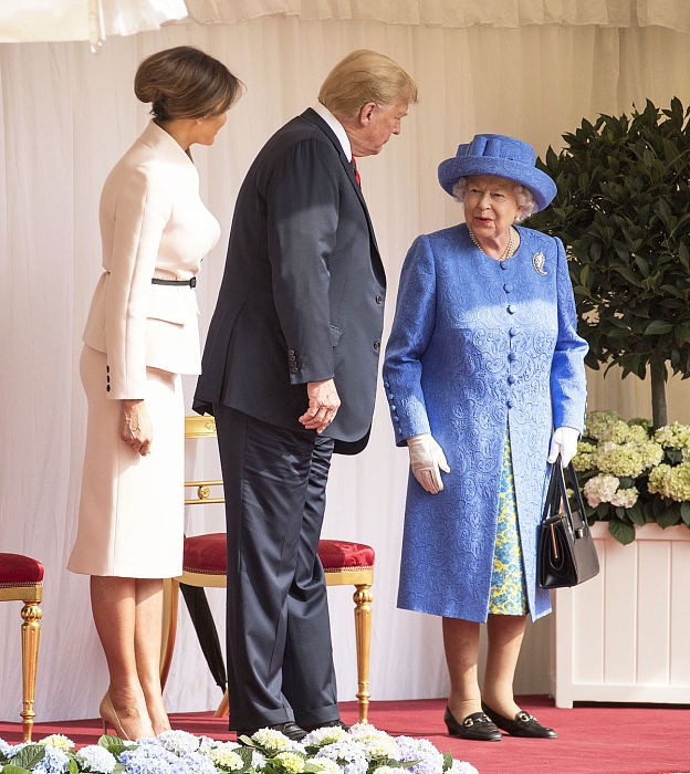 Первая встреча Мелании Трамп и королевы Елизаветы II: в чем были дамы фото фото № 6