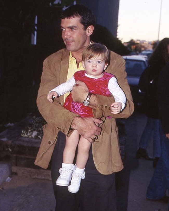 Антонио Бандерас с дочерью. Фото: @antoniobanderas фото № 6
