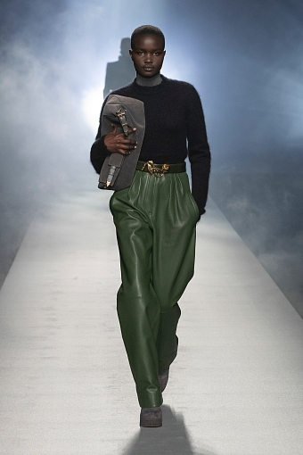 Кожаные брюки в коллекции Alberta Ferretti осень-зима 2021/22 фото № 5