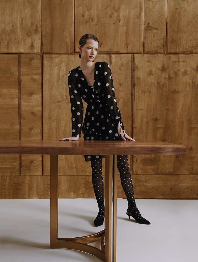 Платье, Liu Jo, цена по запросу; колготки, Calzedonia, 890 р.; босоножки, H & M, 1 999 р. фото № 2