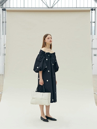 Платье	Dries Van Noten, серьги Chloé, сумка Bottega Veneta, туфли Bottega Veneta фото № 29