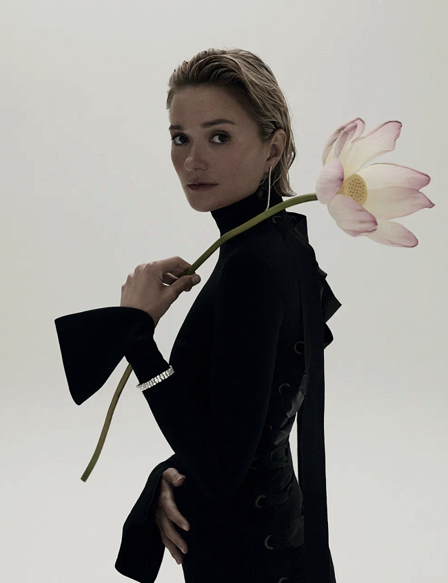 Платье, Balenciaga (ЦУМ); серьги, браслет, все — Classic, золото, бриллианты, Mercury фото № 1