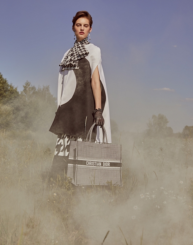 Платье, Alexander McQueen, 141 500 р.; пончо, Valentino, 198 500 р. сумка, Dior, цена по запросу; серьги Calvin Klein Unpaired, сталь, Calvin Klein, 6100 р.; перчатки — собственность стилиста. фото № 3