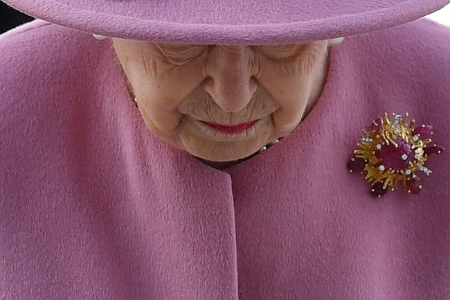 Королевские драгоценности: первый выход Елизаветы II после карантина фото № 3