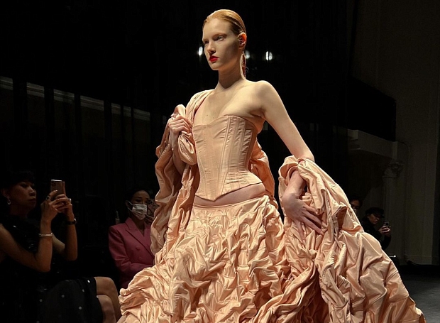 Фантастические русалки в корсетах и невесты-призраки на показе Jean Paul Gaultier Couture весна-лето 2022