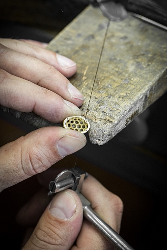 Van Cleef & Arpels выпустили бриллиантовую версию кольца-печатки фото № 1