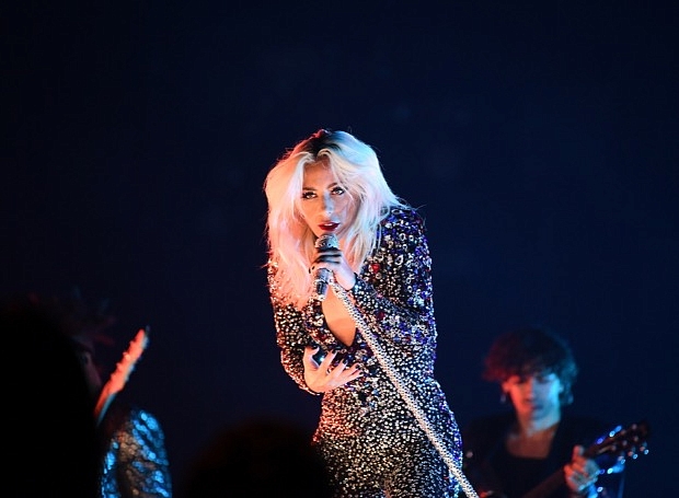 Леди Гага запрыгнула на фаната и упала со сцены