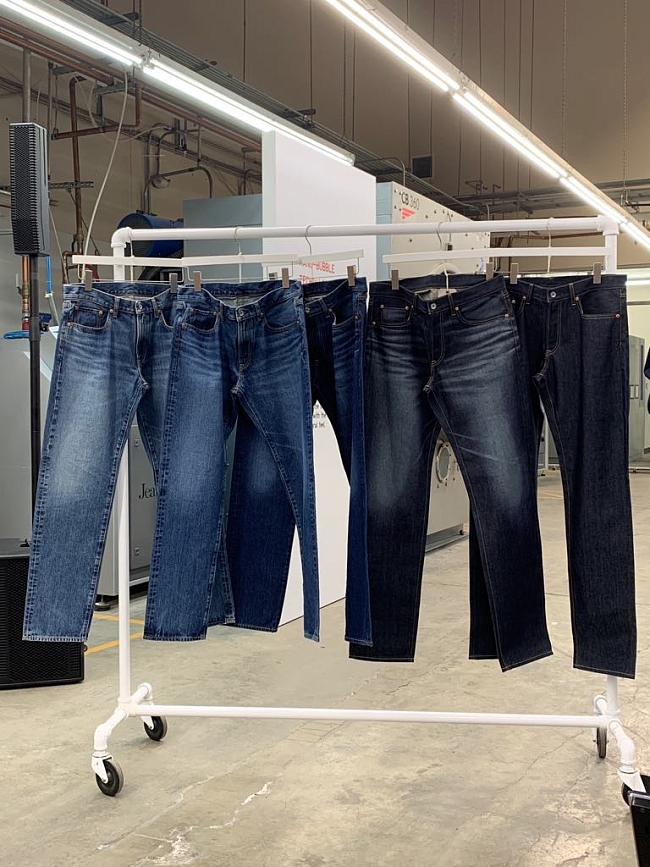 Справа налево: одна и та же пара джинсов на разных этапах обработки. фото № 4