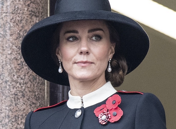 Что случилось с королевой и почему Кейт Миддлтон заняла ее место на балконе дворца