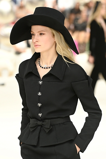 Коллекция высокого ювелирного искусства «1932» на показе Chanel Couture осень-зима 2022/23 фото № 17