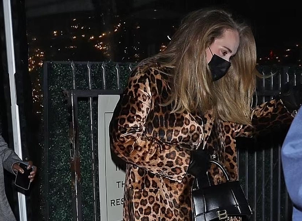 Адель экспериментирует со стилем: певица отправилась на свидание в модном леопардовом пальто