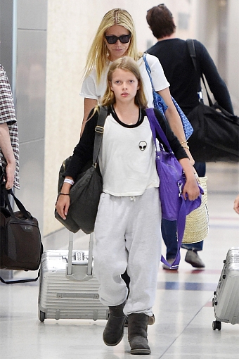 Гвинет Пэлтроу с чемоданом Rimowa Original Compact и ее дочь Эппл Мартин в аэропорту JFK, 2015 фото № 5
