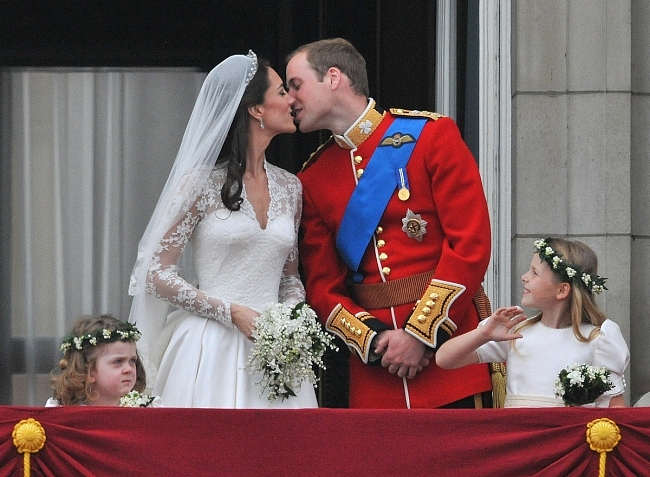 Кейт Миддлтон в платье Alexander McQueen, серьгах Robinson Pelham и тиаре Cartier и принц Уильям в день свадьбы, 2011 фото № 4