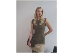 Прямые волосы и ровный срез — актуальная тенденция на зиму