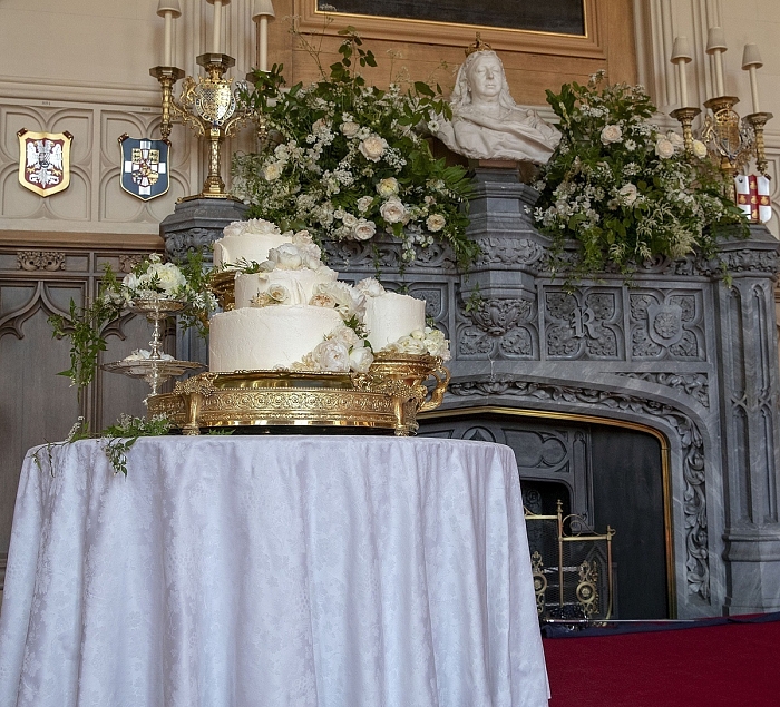 Выбрав торт с бузиной, принц Гарри и Меган Маркл нарушили традицию — обычно на королевских свадьбах торт обязательно фруктовый фото № 2