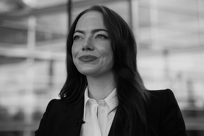 Эмма Стоун — о фильме «Бугония», конспирологических теориях и работе с Йоргосом Лантимосом фото № 4