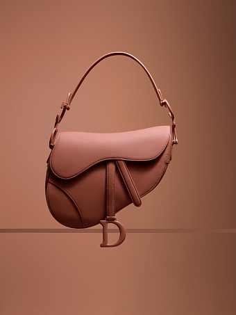 Dior представили коллекцию сумок и аксессуаров Ultra-Matte фото № 3