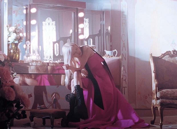 Розэ из Blackpink в невероятных розовых платьях в клипе на сольный трек On The Ground