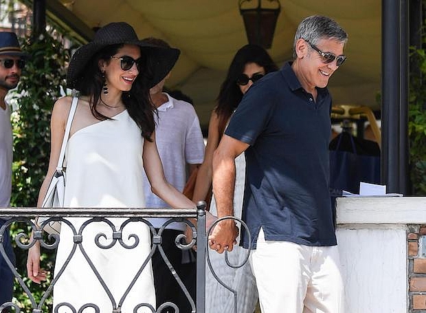 Идеальная пара: Амаль и Джордж Клуни в стильных летних нарядах на отдыхе в Италии