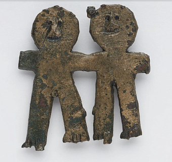 Пронизь с изображением двух антропоморфнх фигурок. III в до н.э. – III-IV вв.н.э. Бронза, литье. Государственный исторический музей фото № 3