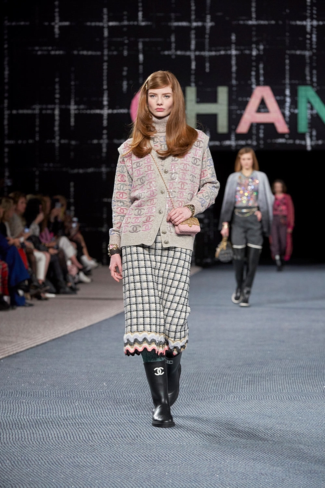 Резиновые сапоги на показе Chanel осень-зима 2022/23 фото № 6