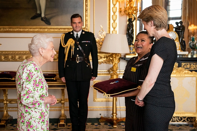 Елизавета II награждает представителей NHS 12 июля 2022 года фото № 3